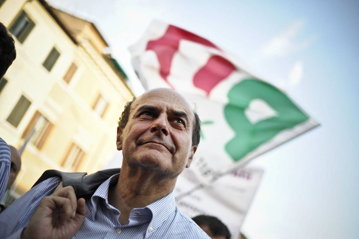 Schiaffi tra Bersani e Grillo Il comico: "Sei uno zombie" E il leader Pd: "Stai sereno"