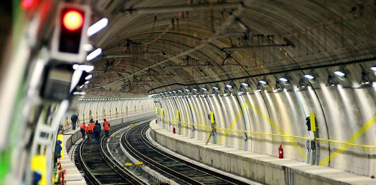 Flop del Comune di Milano: metro 5 bocciata ai collaudi E ora tutti a piedi dal Papa