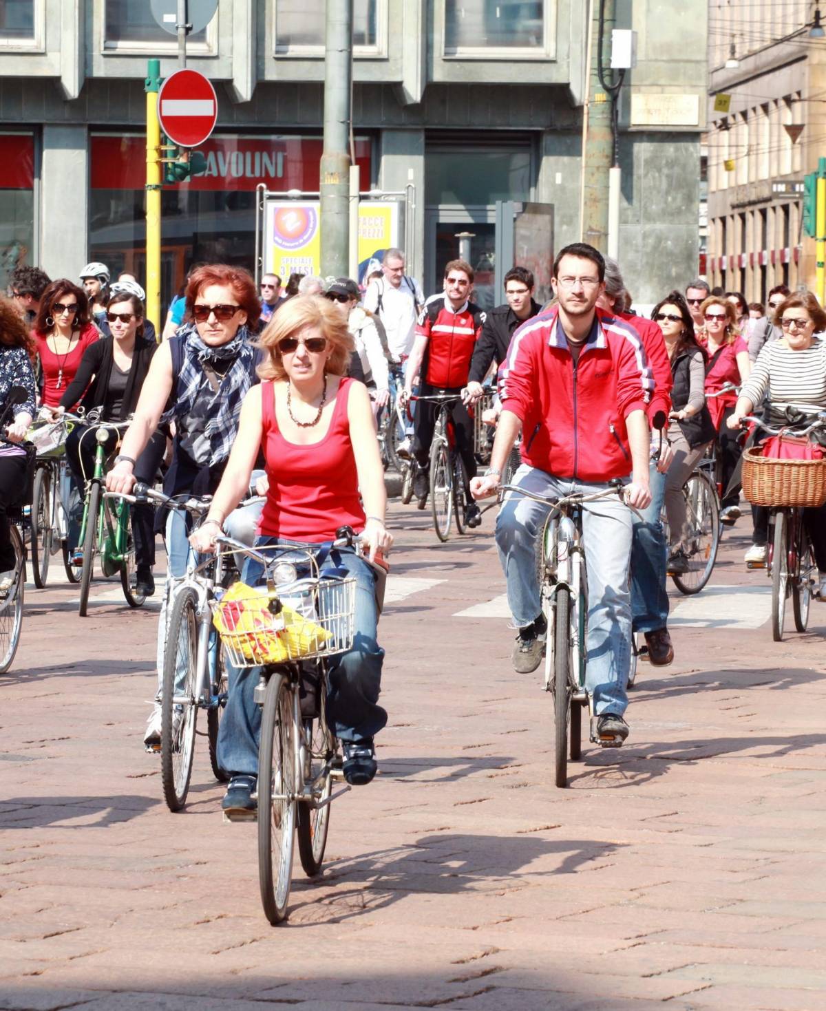 Tutti a piedi, Milano abbraccia il Giro