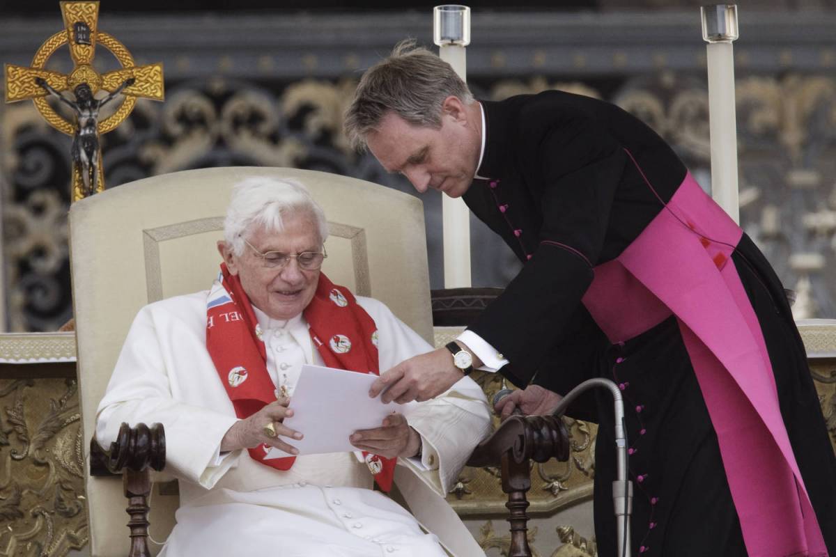 Vaticano, caccia ai complici: spunta anche una donna Il Papa: "Una nuova Babele"