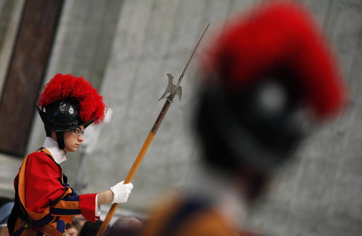 Vaticano, Lombardi assicura "Nessun cardinale indagato" Il corvo pronto a collaborare