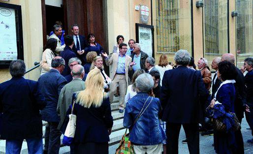 Sala gremita, per sicurezza restano fuori più di 100 persone