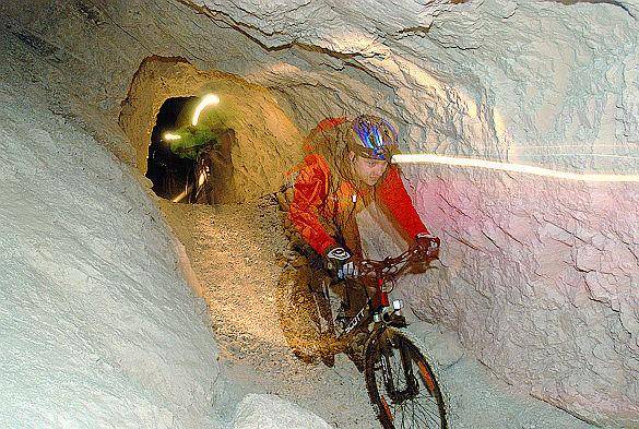 In sella a una bicicletta nel cuore della montagna