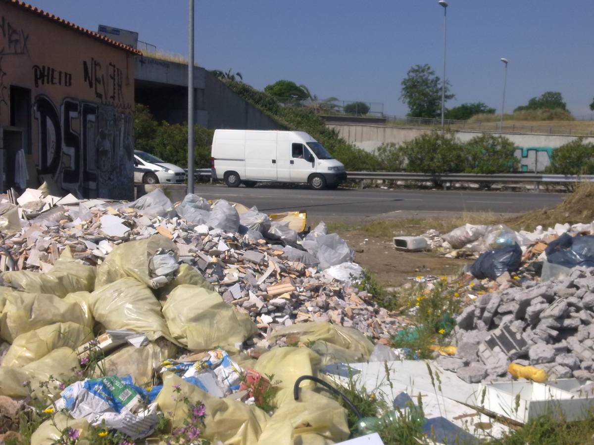 "Monnezza" abusiva a Roma, discarica vicino al Policlinico: ora scatta l'emergenza rifiuti