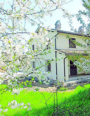 In agriturismo alla scoperta di borghi e feste in costume tra vini e sapori autentici