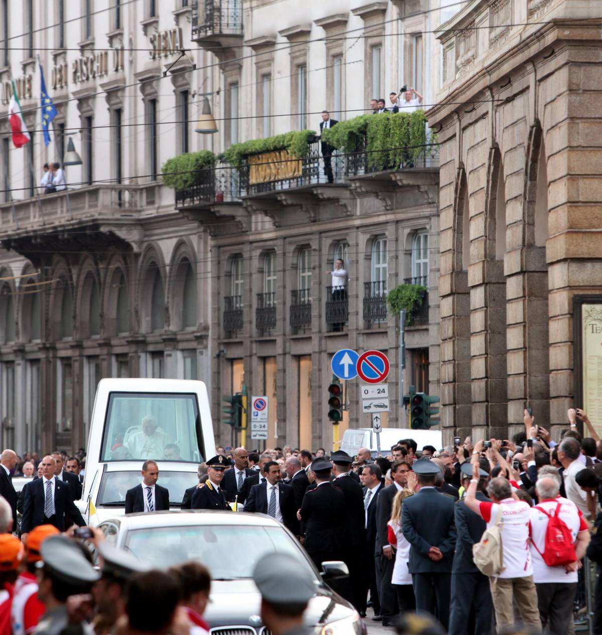 E i politici riescono a discutere anche sul sagrato del Duomo