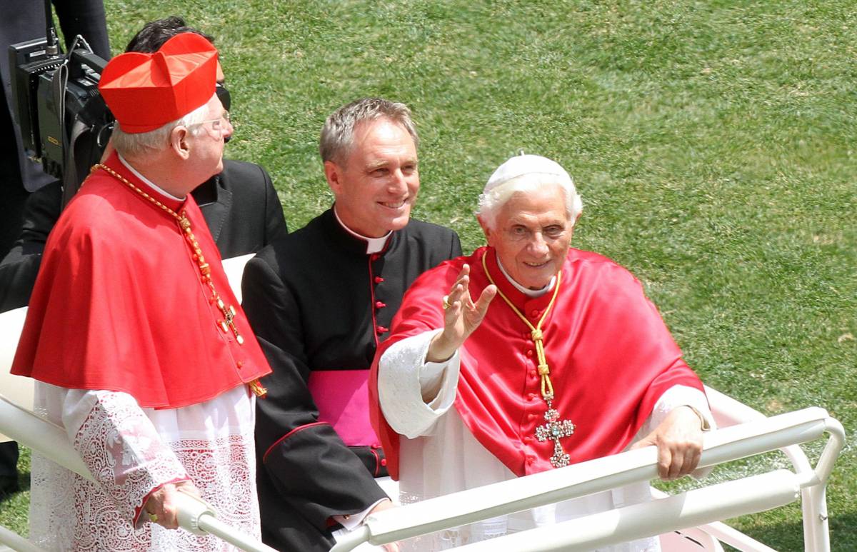 Gli oltre 80mila cresimandi in festa allo stadio Meazza Benedetto XVI: "Siate santi"