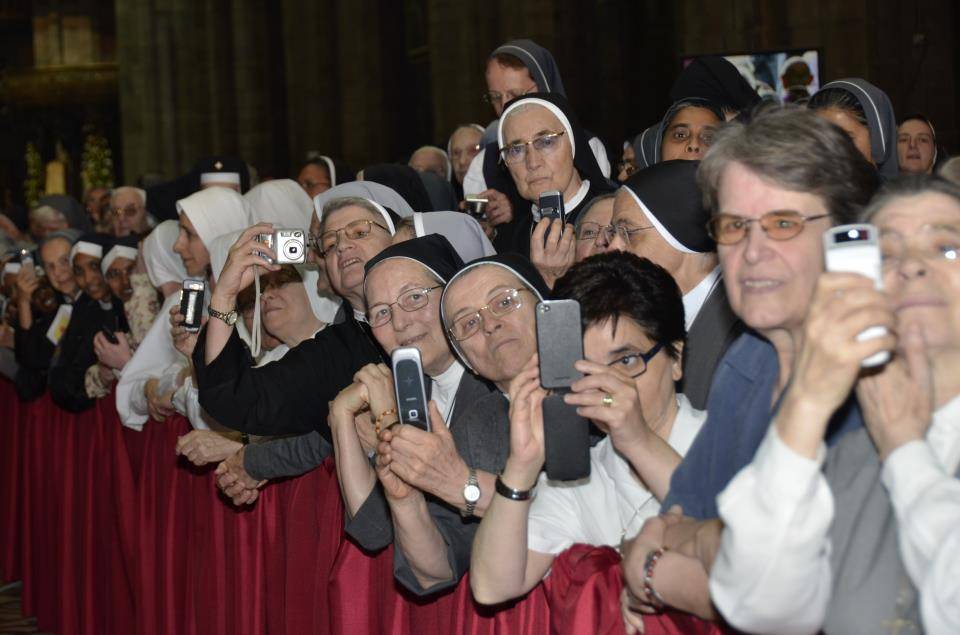 Le suore di clausura prendono il metrò per andare al Duomo