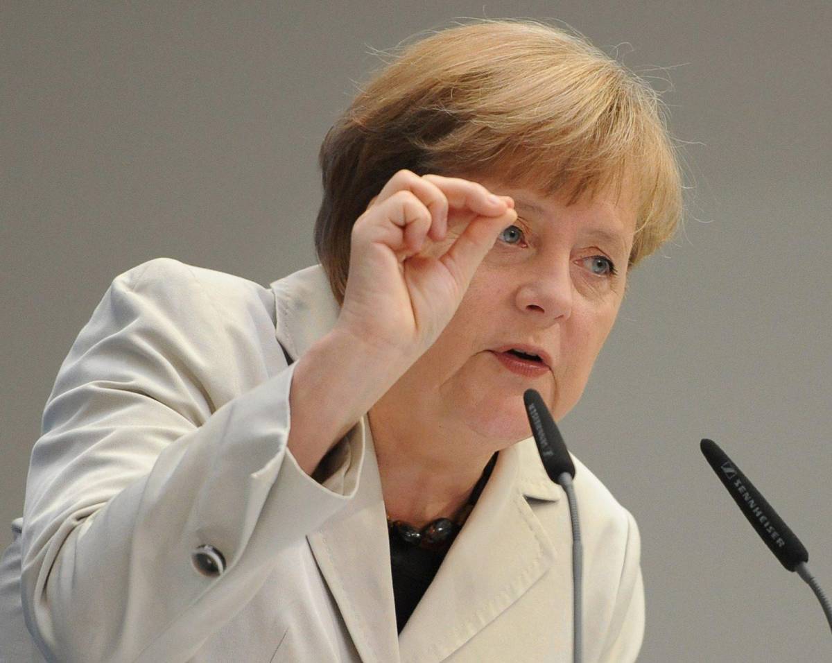 Basta ironie sull'euro: Merkel dica qualche sì