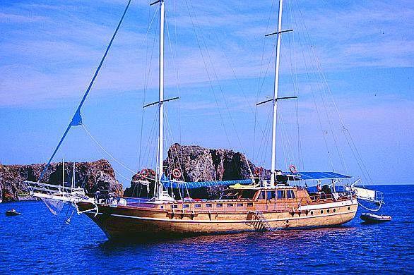 In caicco alle Baleari La natura sposa la movida