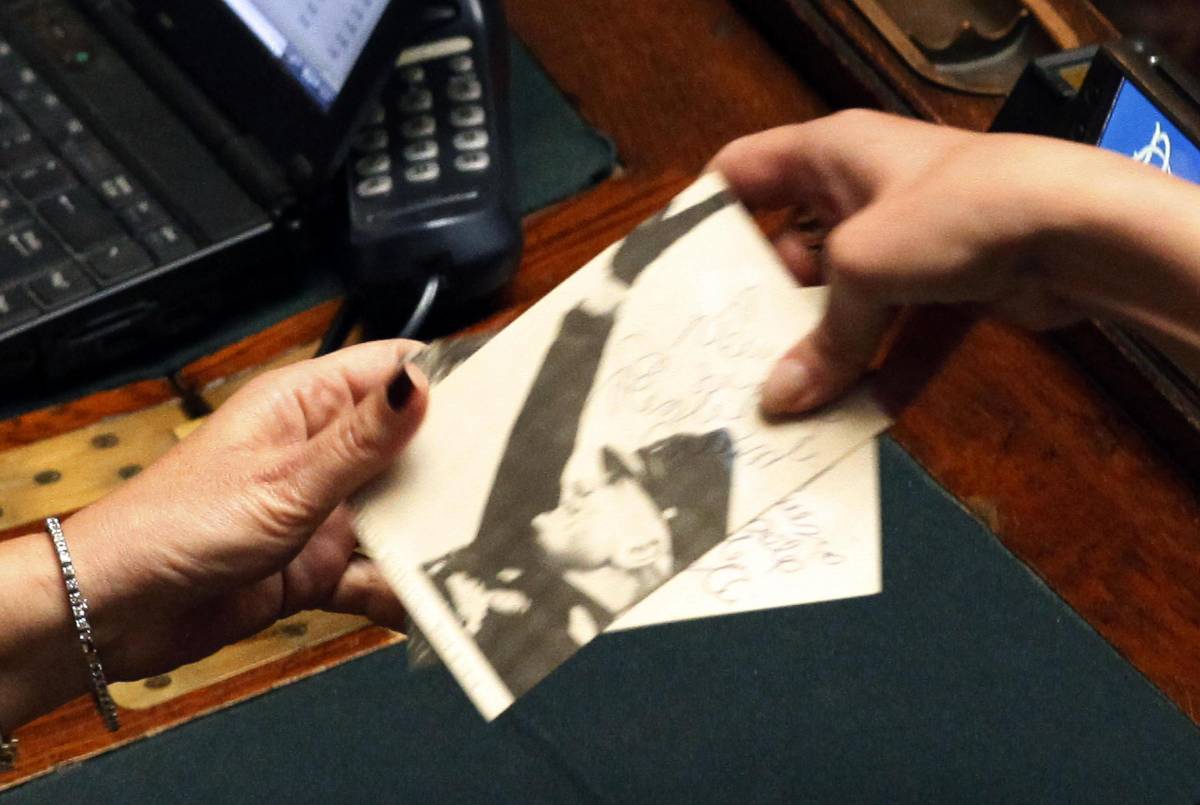 La Mussolini autografa la fotografia del Duce: "Allora? È mio nonno"