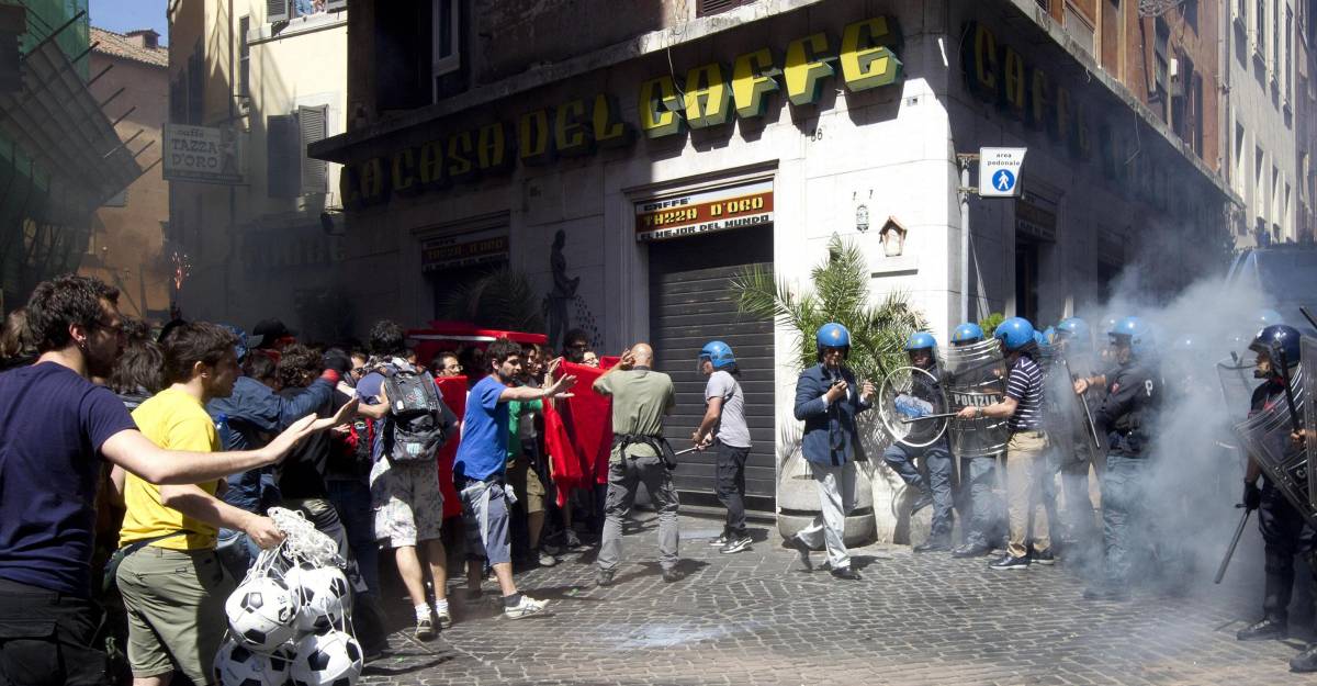 Blitz di "Occupy" Fornero  Tensione a Montecitorio Scontri con agenti: 5 feriti