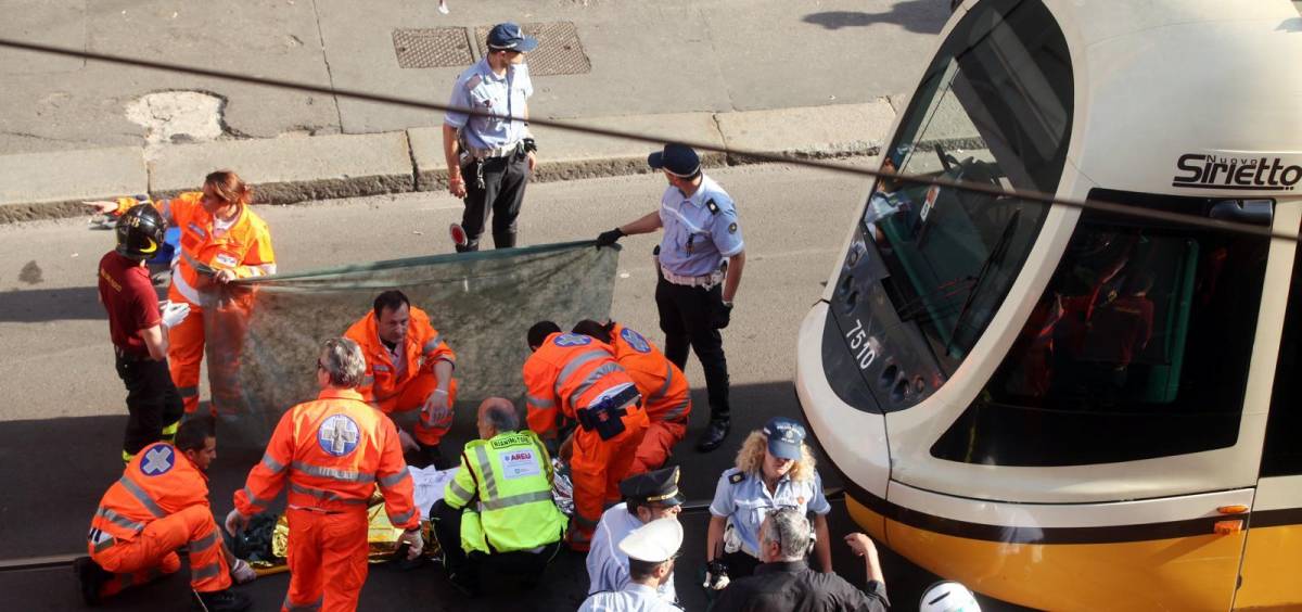 Ciclista scivola: travolto e ucciso dal tram