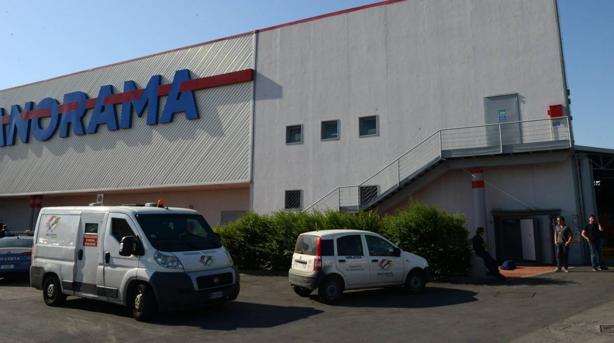 Rapinano supermercato In fuga sparano in volto a un automobilista