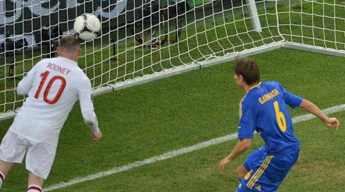 Un gol fantasma salva  gli inglesi di Rooney: domenica Italia-Inghilterra