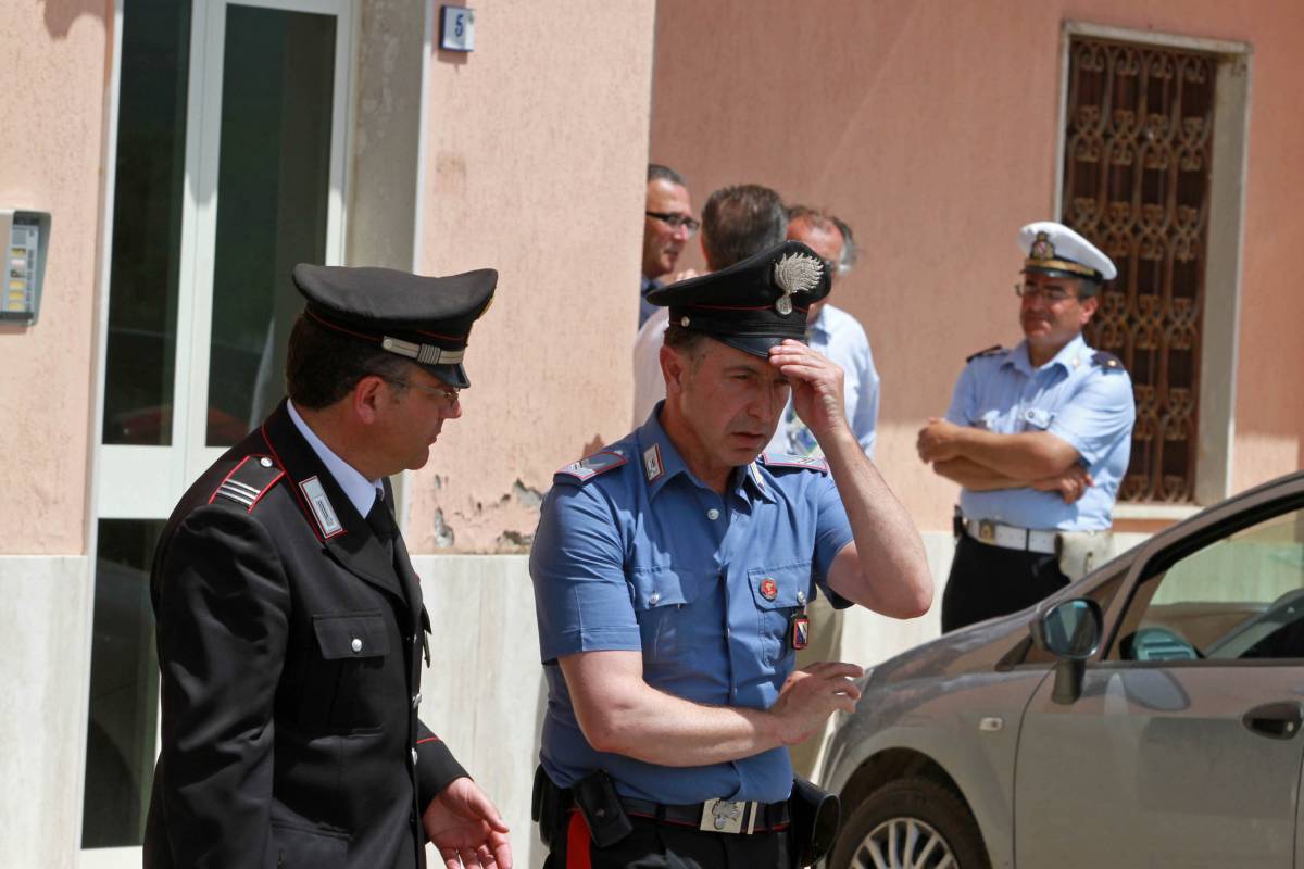 Tragedia in caserma  Carabiniere spara  al suo vice e si uccide