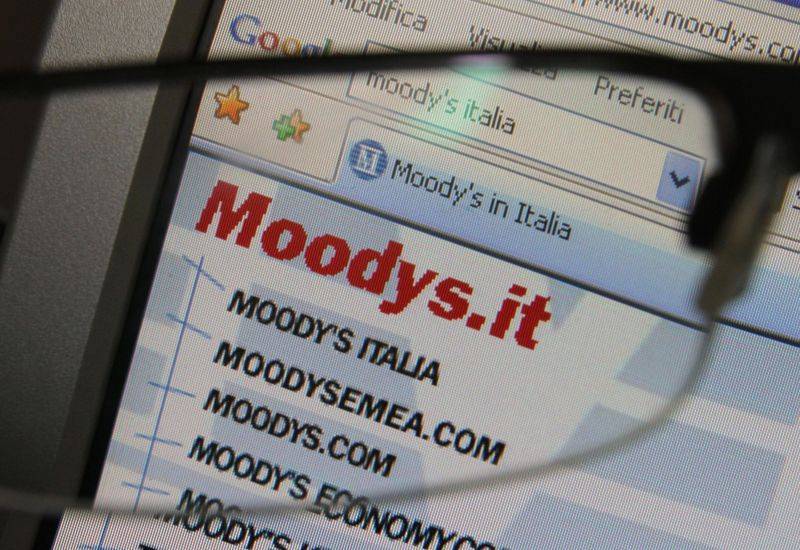 La scure di Moody’s sui colossi bancari