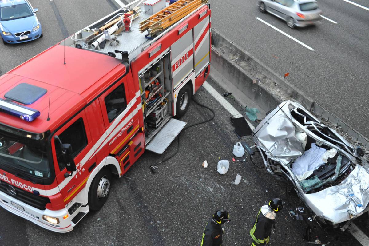 Parma, tre vittime sulla A1: auto precipita dal cavalcavia Forse un colpo di sonno