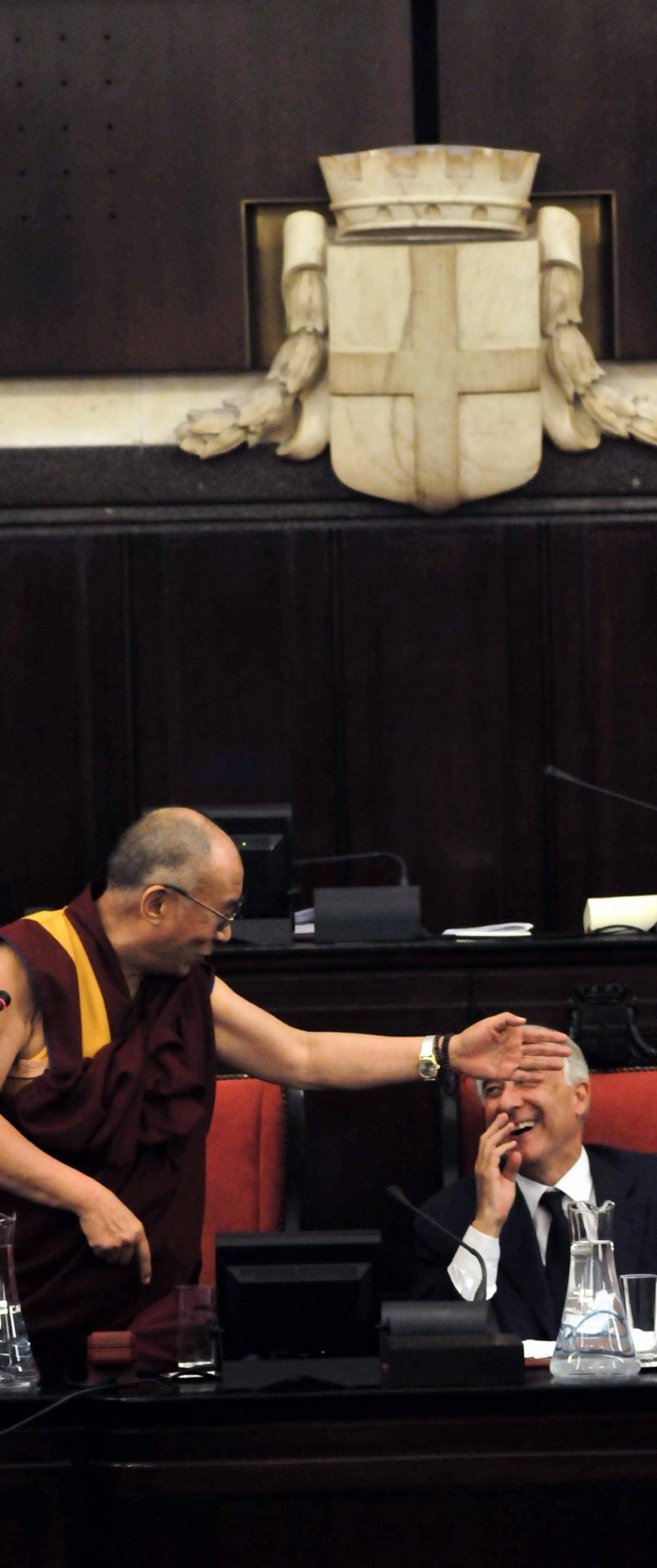 Il Dalai Lama riesce a far tacere i politici