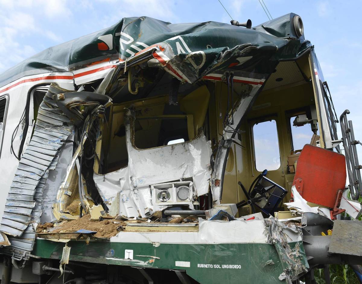 Scontro fra un tir e un treno Una ferroviera in fin di vita