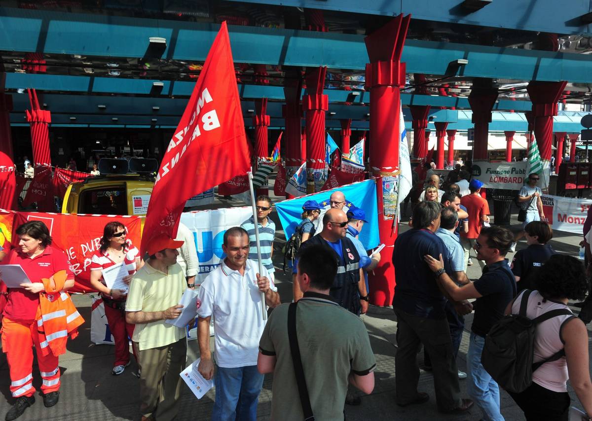 La Croce Rossa scende in piazza «In Lombardia a rischio 1000 posti»