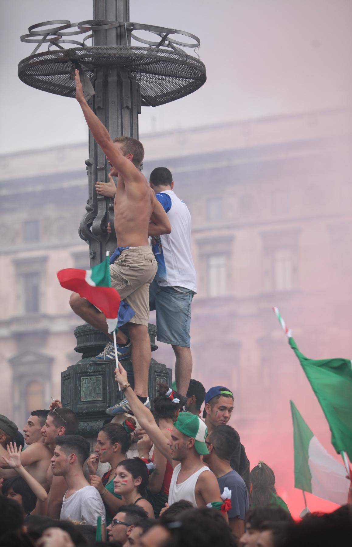 Le piazze d’Italia si trasformano in curve. Tutti a gridare «forza Italia»