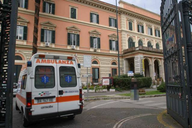 Roma, scoppia incendio  all'ospedale Umberto I