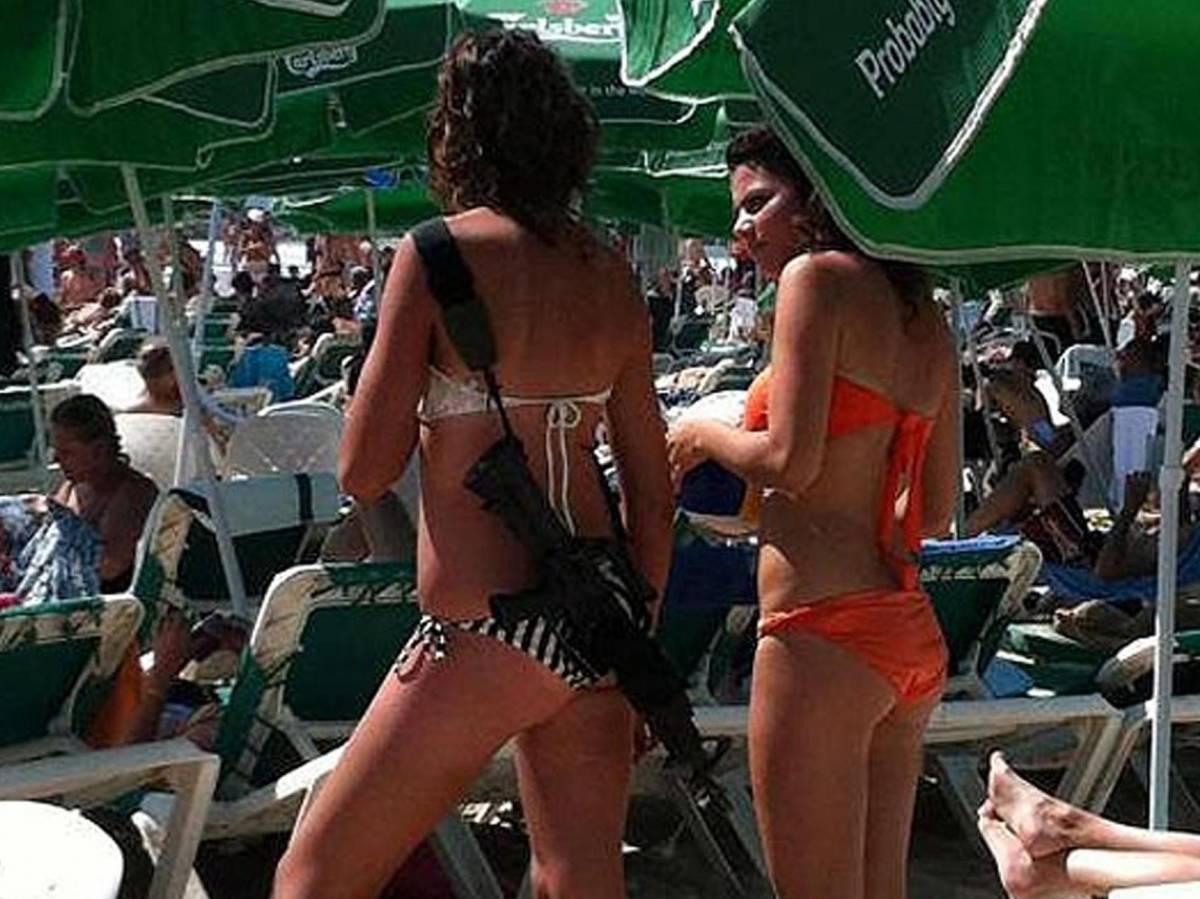 Israele, in spiaggia in bikini e mitra