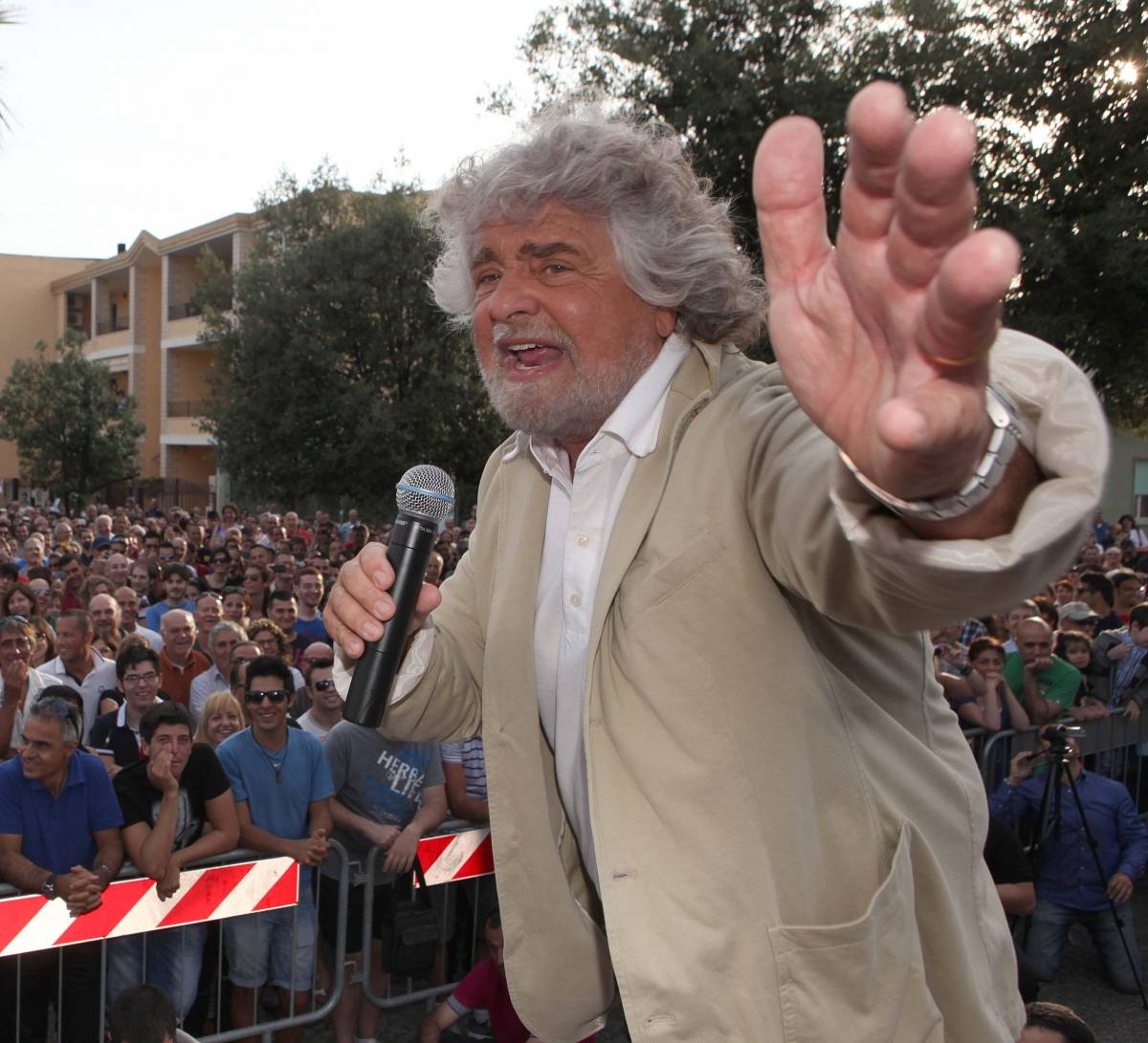Uno studio accusa Beppe Grillo: gonfiati i numeri dei fan su Twitter 