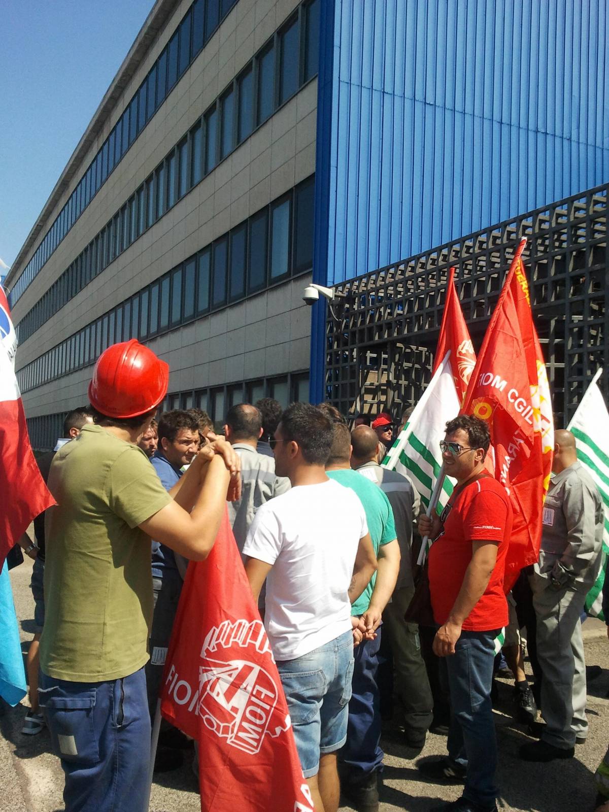 I pm chiudono l'Ilva di Taranto e gli operai bloccano la città