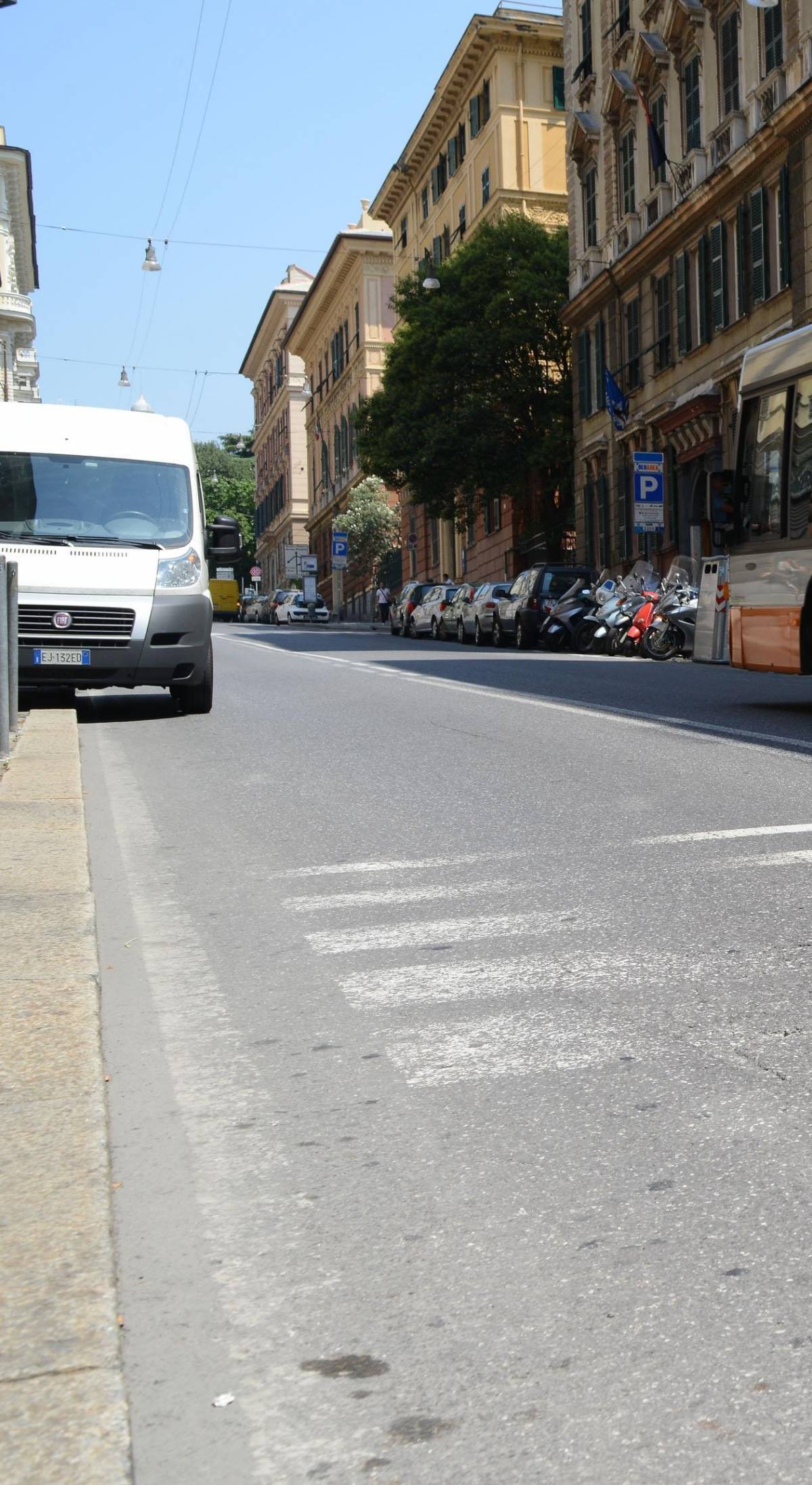 Via Assarotti, salotto a rischioSottopassaggio e asfalto della strada nel mirino