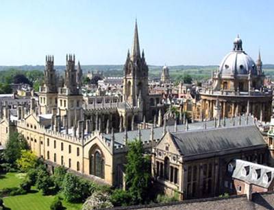 Anche Oxford cede: studenti trans in gonna