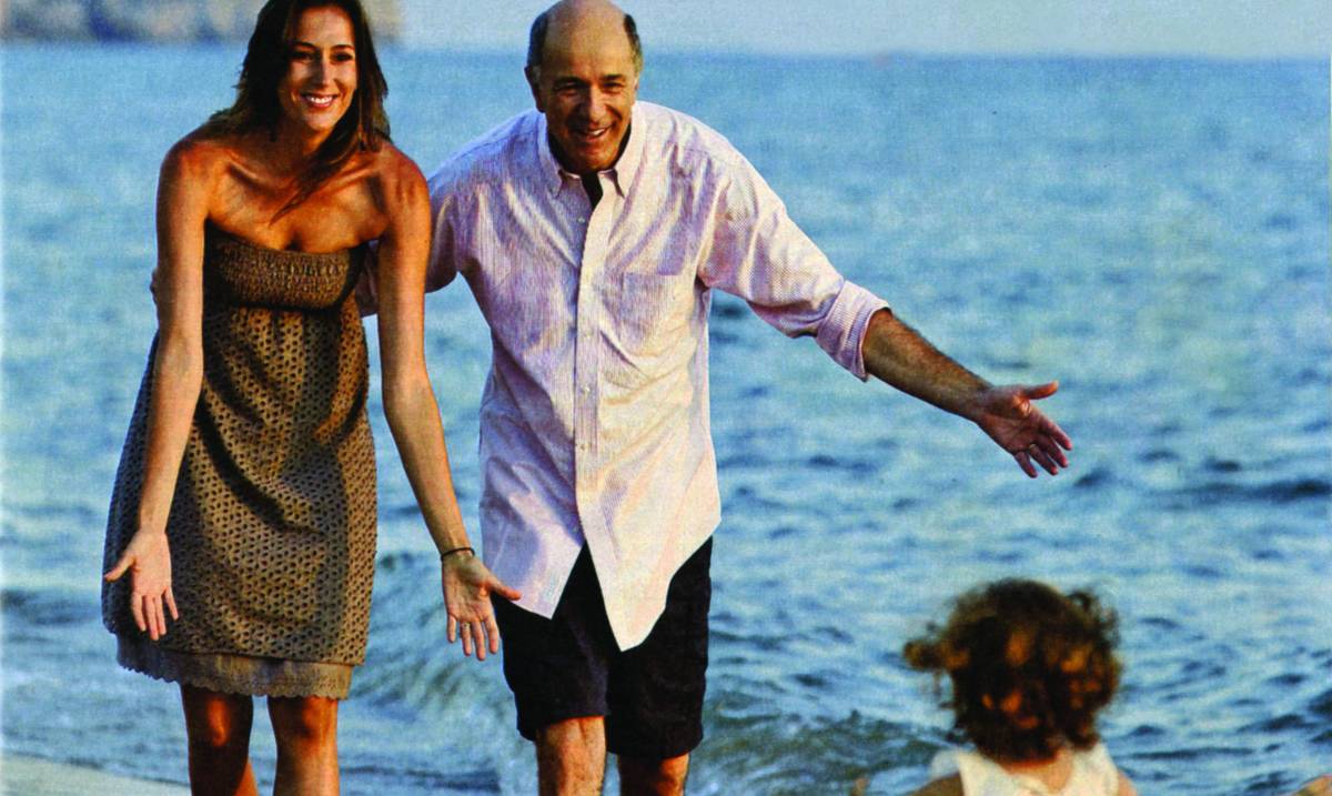 Il ministro Passera al mare con la famiglia in una delle foto pubblicate da "Oggi"