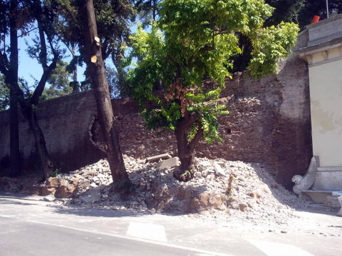 Roma, crolla muro del Pincio. Il sovrintendente: "Colpa delle intemperie"