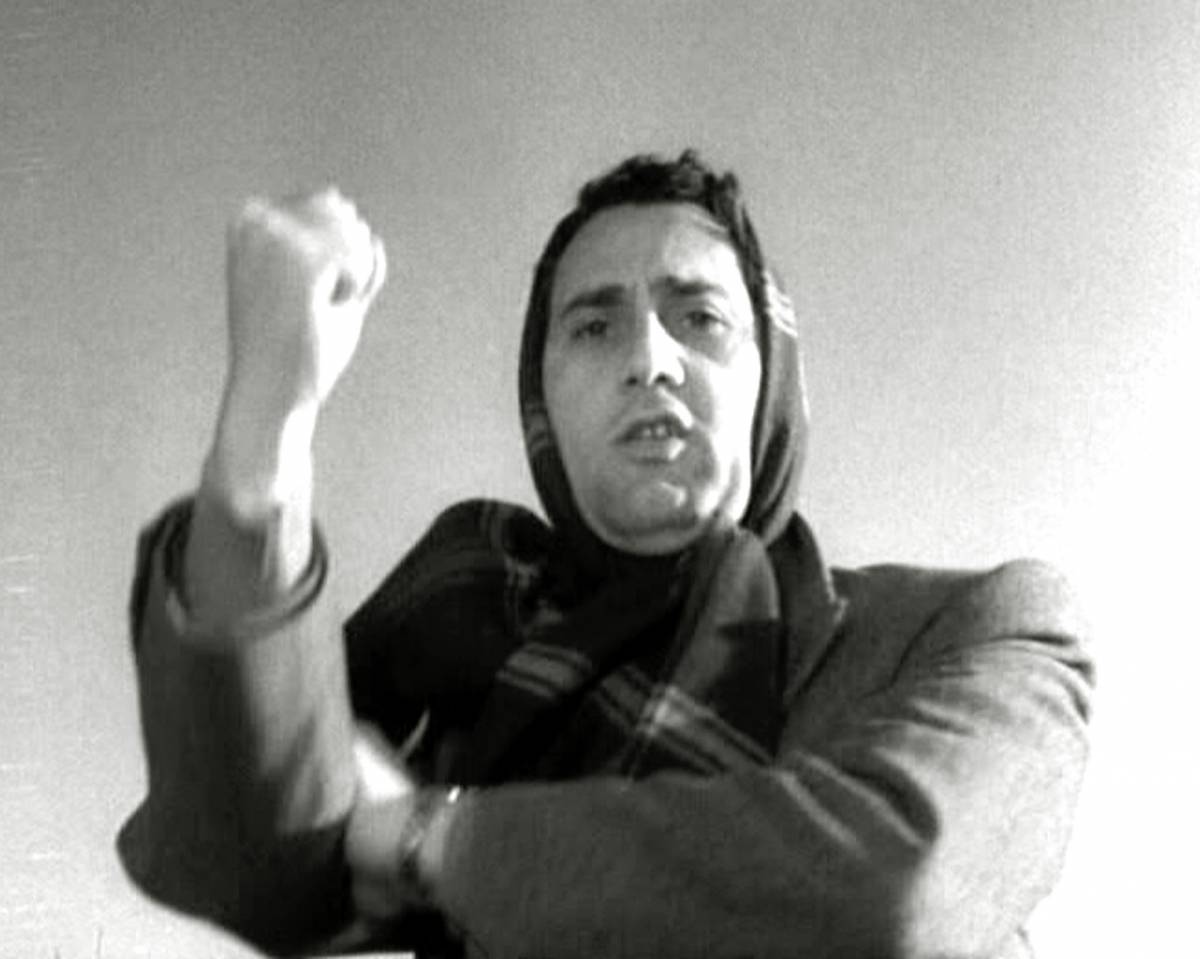 Alberto Sordi fa il gesto dell'ombrello nel film "Vitelloni"