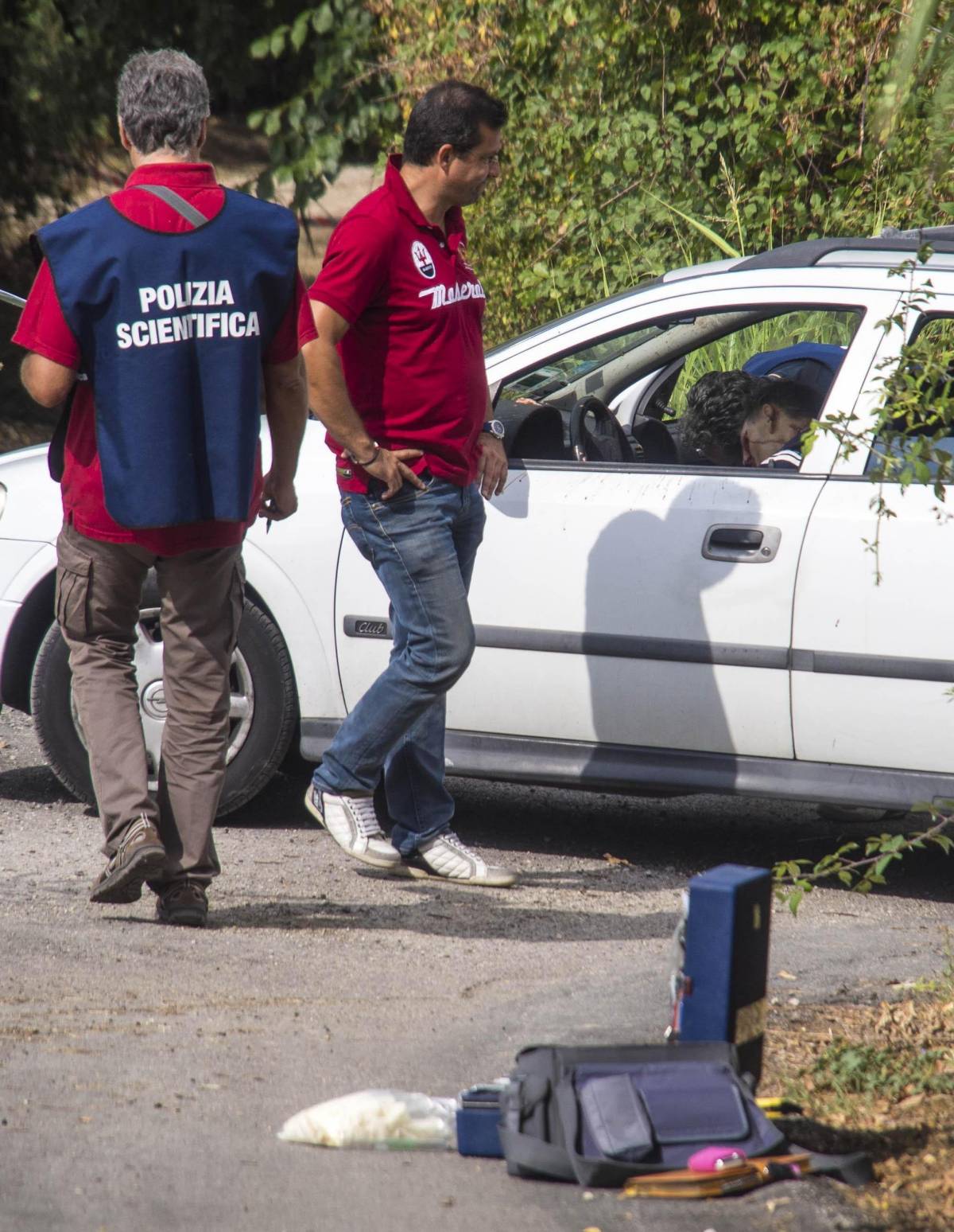 Giustiziato in auto. Caccia all'uomo