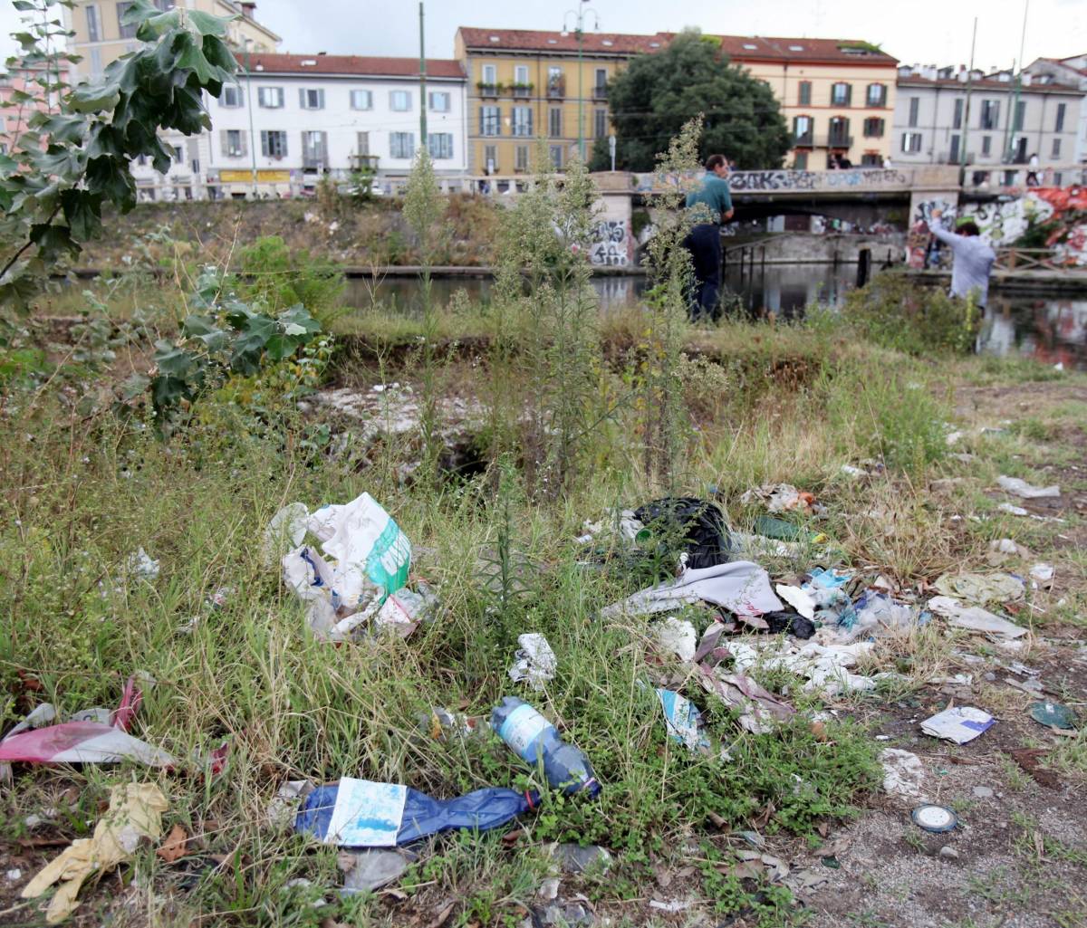 Darsena, degrado infinito Rifiuti e auto posteggiate sui reperti archeologici