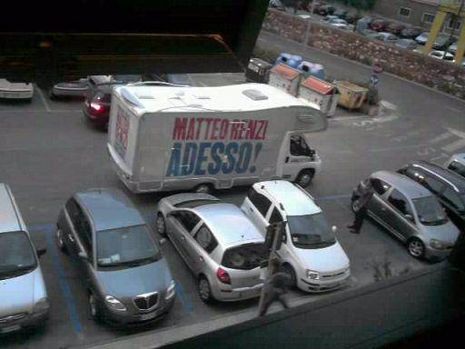 Quel camper di Renzi parcheggiato in doppia fila