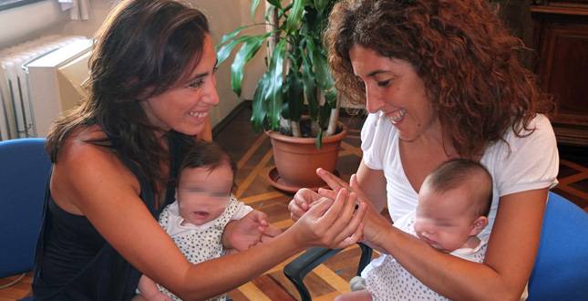 Francesca Vecchioni (a sinistra) con Alessandra Brogino e le figlie gemelle
