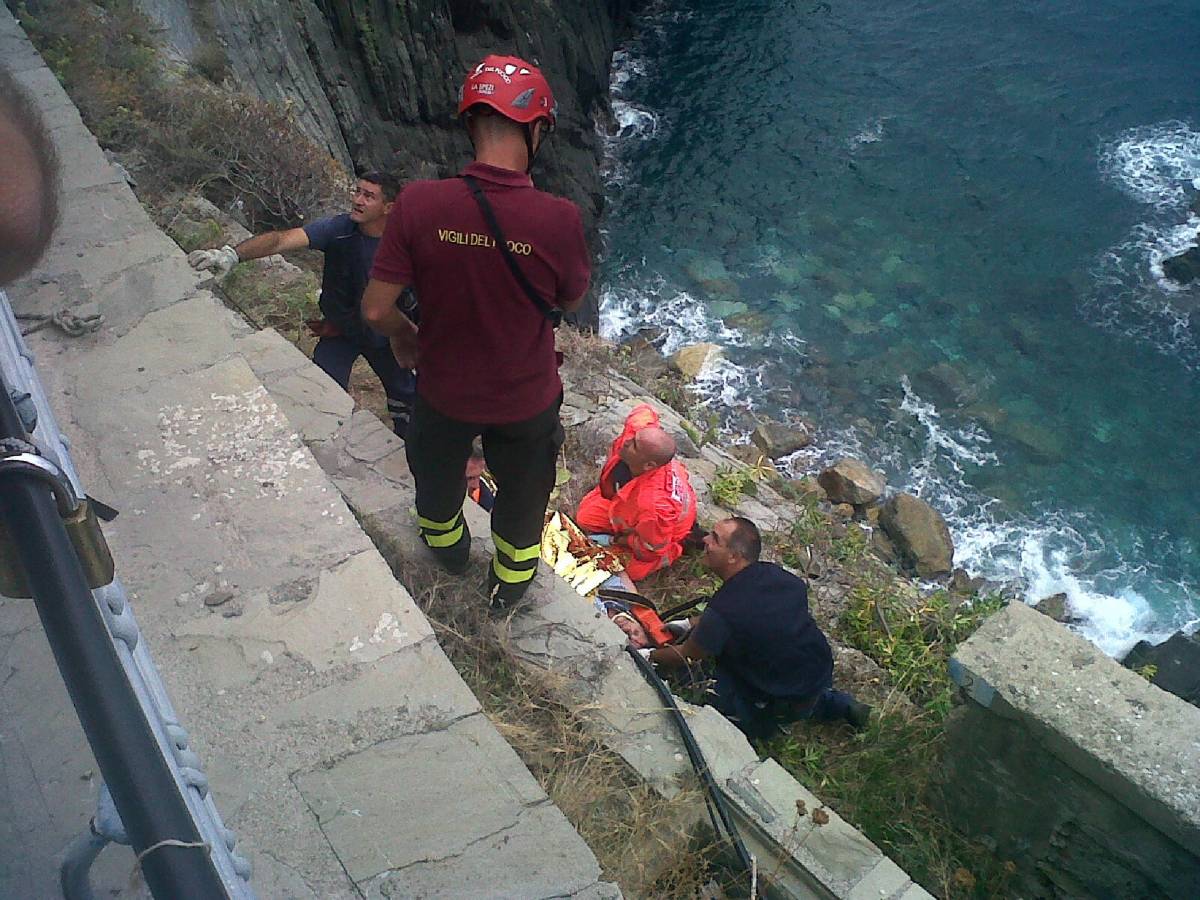 Frana sulla via dell'Amore: 4 turisti feriti