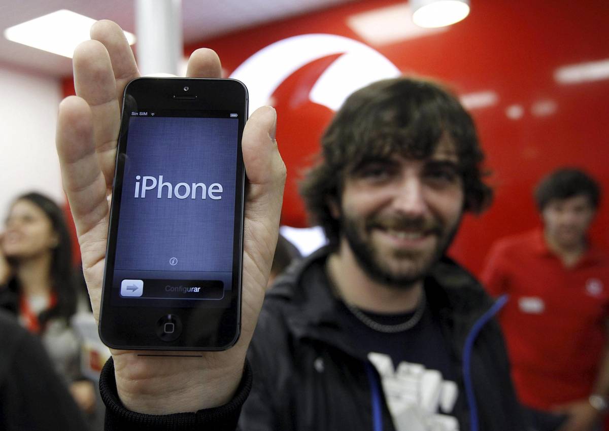 iPhone 5 in vendita in Italia, code e assalto ai negozi