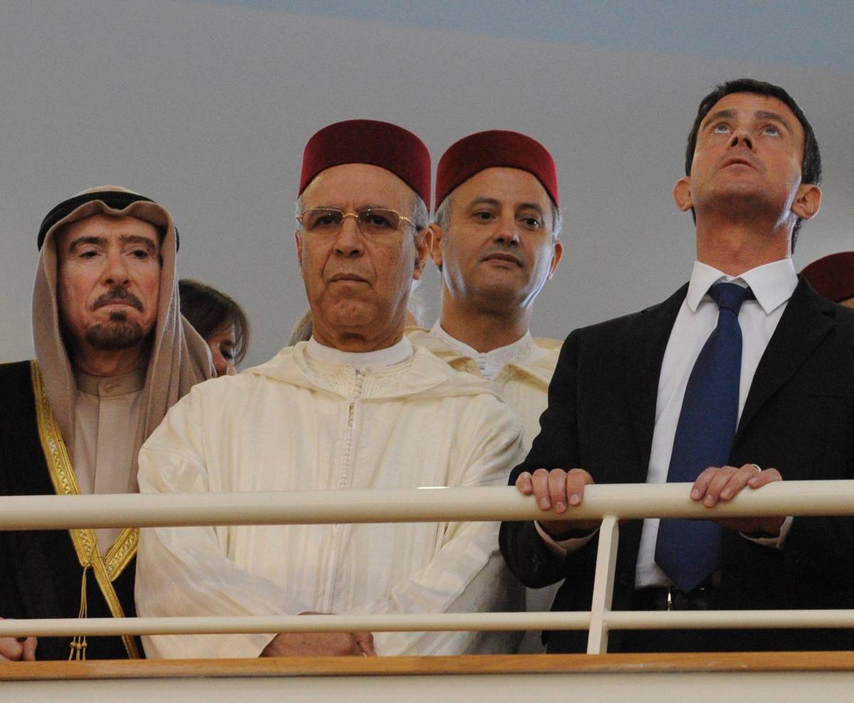 Al fianco il ministro per gli Affari islamici del Marocco Ahmed Toufiq, il ministro degli Interni francese Manuel Valls