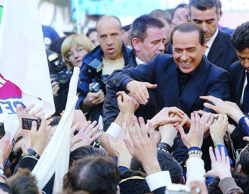 Ecco la strategia di Berlusconi: col Prof per ostacolare Bersani