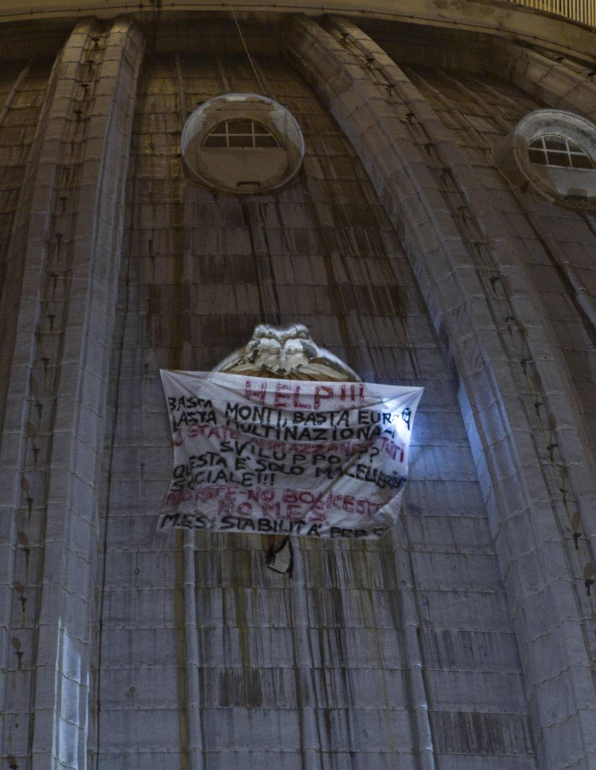 Roma, per protesta si arrampica sul Cupolone: "Basta Monti, basta Europa"