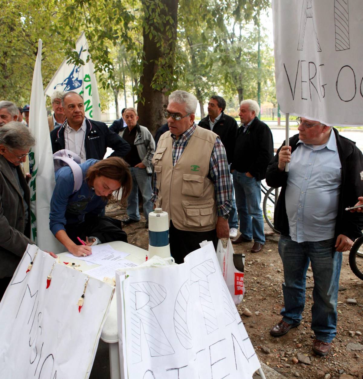 Le Lega regala ai pendolari cornetti e aglio anti-jella