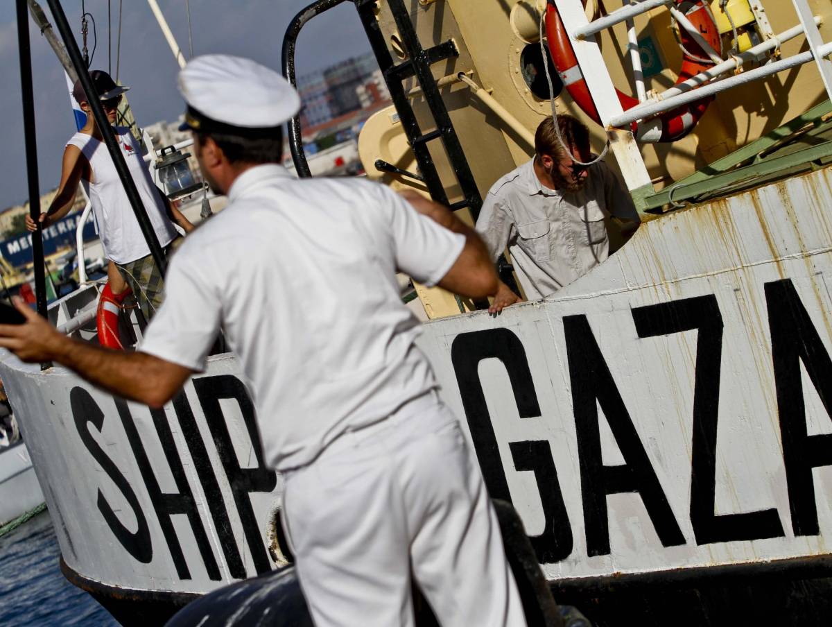 Nave «pacifista» vuol forzare il blocco israeliano a Gaza E De Magistris la sostiene 