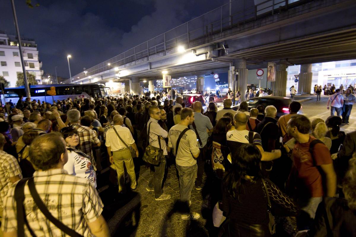 Roma, si rompe cavo elettrico: panico in metro