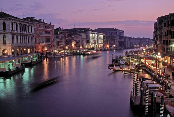 Venezia, turiste nude si spalmano di vernice e si tuffano nel canale