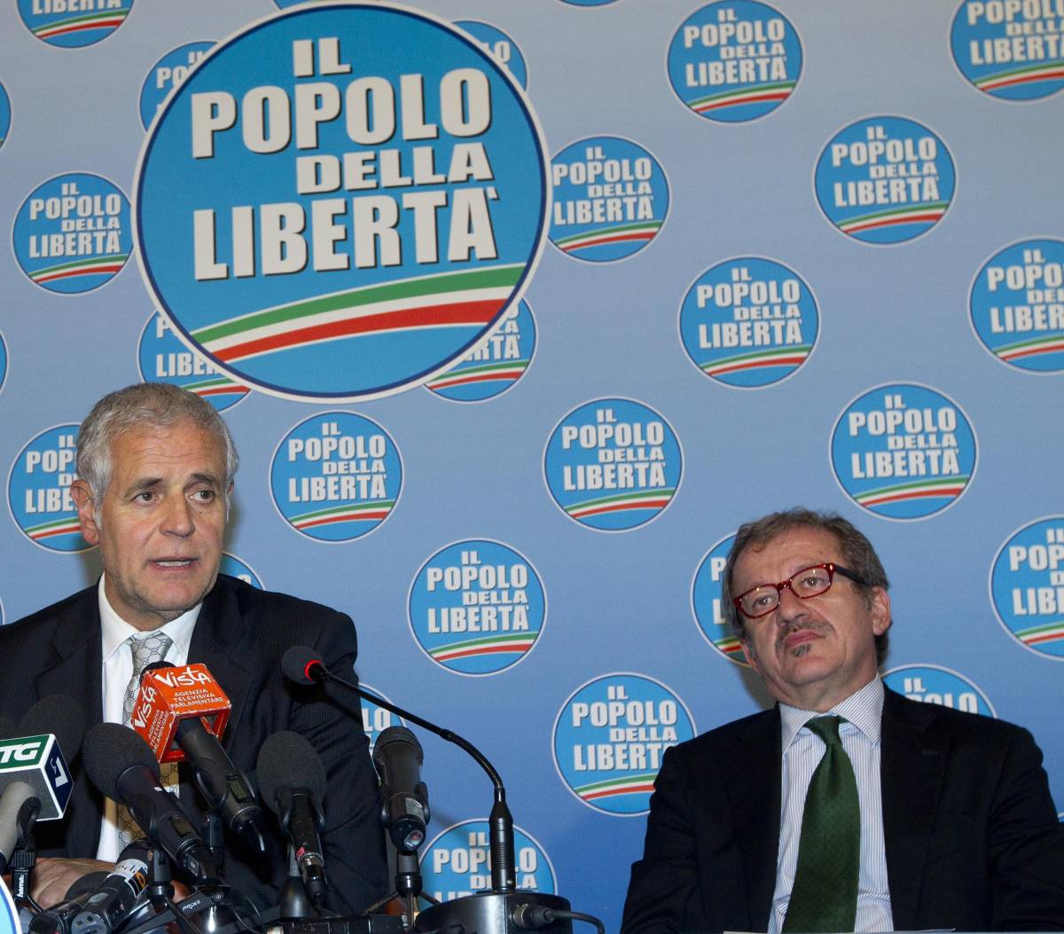 Schiaffo della Lega a Formigoni: "Si voti ad aprile insieme alle politiche". Il governatore: "Accordi diversi"
