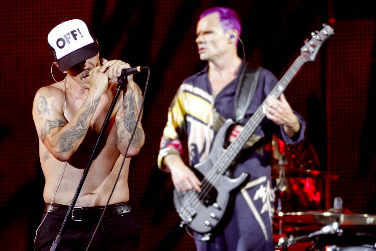 Red Hot Chili Peppers, malore per il cantante